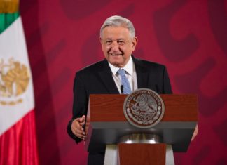 AMLO y los «moditos» ante firma de convenio de empresarios con el BID
