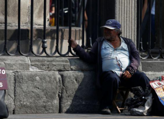 Agobiados por el desempleo, mexicanos echan mano de sus pensiones