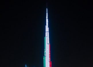 Ilumina Dubai el rascacielos más alto del mundo con la bandera mexicana