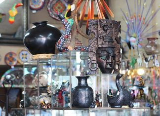 Comercio mexicano aún prevé recuperación lenta en 2021 Máscaras mayas, barro negro de Oaxaca así como vitrales hechos en Tijuana se pueden encontrar en la tienda. Foto Viviana Gómez