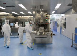 Millones de dosis de la “vacuna latinoamericana” de AstraZeneca, demoradas por falta de envases