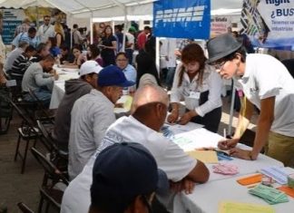 Mexicanos, con salarios muy bajos y largas jornadas laborales