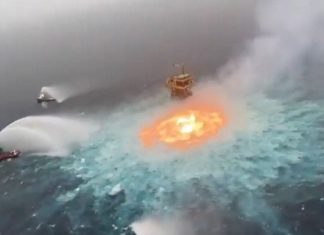 Advertencia internacional por incendio en ducto de Pemex en el Golfo