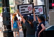 La Corte Suprema de Estados Unidos dio marcha atrás en un fallo histórico que protegía el derecho al aborto
