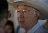 Ken Salazar reconoce que armas de EEUU matan a mexicanos y destaca el trabajo de García Harfuch contra los cárteles hombre_sombrero