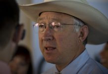 Ken Salazar reconoce que armas de EEUU matan a mexicanos y destaca el trabajo de García Harfuch contra los cárteles hombre_sombrero