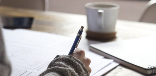 mujer escribiendo