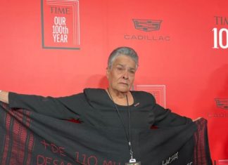 María Herrera, madre buscadora porta mensaje en gala de revista Time María Herrera Magdaleno