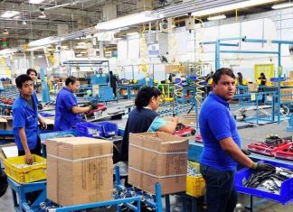 Aranceles de Trump amenazan 300 mil empleos en México maquiladora