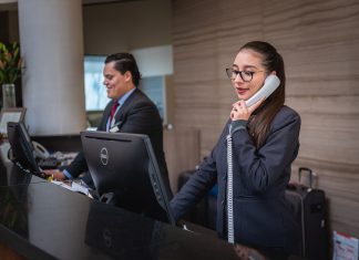 Turismo en México genera 4.7 millones de empleos en tercer trimestre de 2023 recepcionista