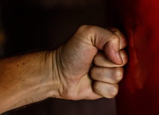 Polarización y guerra civil puño golpe