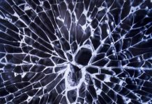 Un asesinato profesional y anónimo vidrio roto, violencia