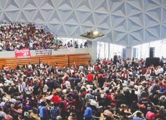 Problemas en la casa del estandarte guinda Morena