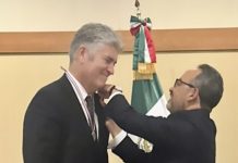Justin Brooks recibe premio Ohtli por parte del gobierno de México Justin Brooks