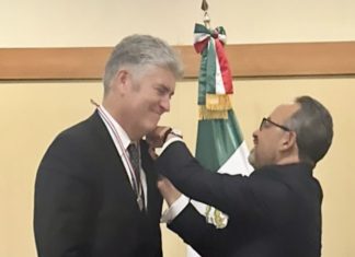 Justin Brooks recibe premio Ohtli por parte del gobierno de México Justin Brooks