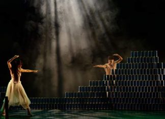 Cuerpos líquidos derraman danza en el escenario con la nueva versión tijuanense del Lago de los Cisnes: LAK