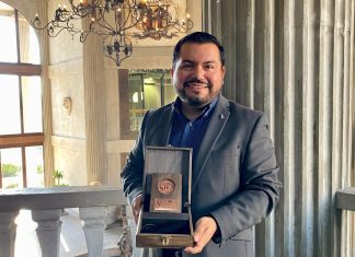 Reconocen a Francisco Ruiz por su trayectoria académica