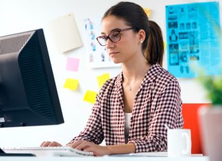 ImpulsaMex de Desafío Latam y el BID: Rompiendo barreras y fomentando la transformación digital en México mujer computadora