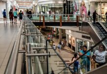 Confianza del consumidor cae en marzo y liga cinco meses a la baja: Inegi centro comercial, compras