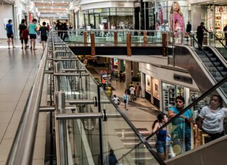 Confianza del consumidor cae en marzo y liga cinco meses a la baja: Inegi centro comercial, compras