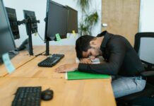 Con agotamiento laboral, siete de cada 10 trabajadores en México agotamiento, burnout
