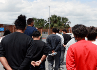 ¿Esto es democracia? Hombres enmascarados, autos sin identificación…