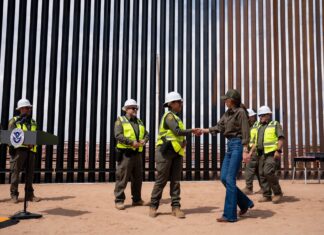Trump manda pintar el muro de negro