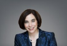 Roxana Velásquez, directora ejecutiva del Museo de Arte de San Diego, recibe el reconocimiento “Mexicanos Distinguidos” de manos de la Emb. Alicia Kerber, Cónsul General de Mexico en San Diego Roxana Velásquez,