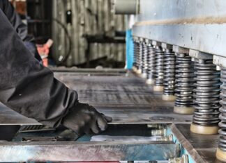 México pierde empresas y genera menos empleo maquila, trabajador