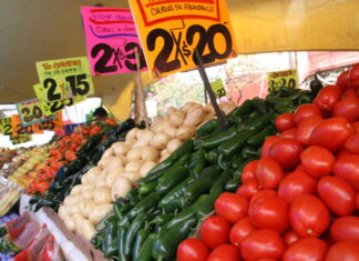 Mexicanos necesitaron 4,877 pesos en febrero para acceder a la canasta alimentaria en el entorno urbano