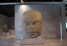 Cabeza Olmeca ‘atrapada’ por conflicto en Medio Oriente