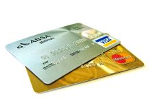 Muchas familias latinas en EE. UU. recurren a la tarjeta de crédito para gastos básicos: cuál es el precio oculto de financiar la vida diaria