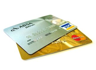 Muchas familias latinas en EE. UU. recurren a la tarjeta de crédito para gastos básicos: cuál es el precio oculto de financiar la vida diaria