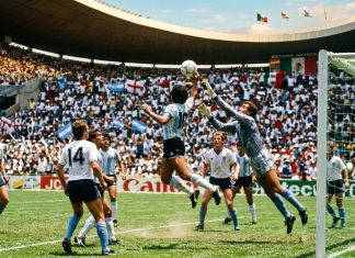 Subastan la pelota con la que Maradona anotó sus históricos goles ante Inglaterra en México 86: el millonario precio base