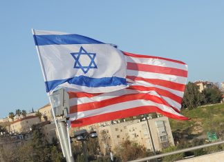 Las opiniones de los estadounidenses sobre los israelíes se han vuelto cada vez más negativas, pero las opiniones sobre los palestinos se han mantenido bastante estables