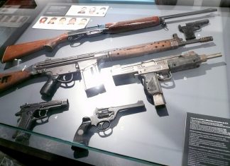Embajador Johnson anuncia confiscación de 138 armas que pretendían llegar a México desde EU
