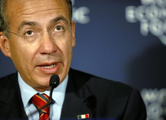 “Estamos regresando a la dictadura perfecta”: Felipe Calderón reaparece en México para participar en una cumbre de derechas