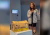 Una caja de ‘cartón’ entre las cuatro obras premiadas del Encuentro Nacional de Arte Joven 2026 María Fernanda Enríquez junto a su obra en un video compartido por el Museo Carrillo. MACG