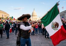 Vance responde a manifestante con bandera mexicana: «Si amas México, vete allí»