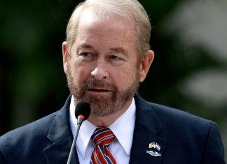 El embajador estadounidense Ronald Johnson asegura que a China le conviene un México caótico e inseguro