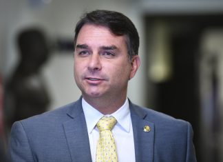 Donald Trump habló tras la llegada de Flavio Bolsonaro a Estados Unidos: “Le permitimos entrar al país pero no voy a involucrarme”