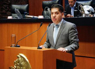 Emmanuel Reyes va por Morena en León, entre guacamayas y polémica