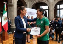 Sheinbaum felicita a Charlyn Corral por coronarse como mejor delantera del mundo en el Balón de Oro: “Es un orgullo para México”